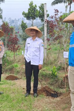 Kapolsek Pasirwangi Wahyono Aji Pimpin Aksi Hijau, 1.000 Pohon Ditanam di Embung Padaawas