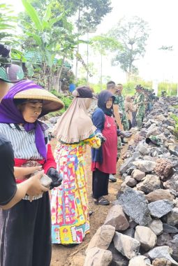 TMMD 128 di Cidahu, TNI dan Warga Sulap Jalan Rusak Jadi Layak