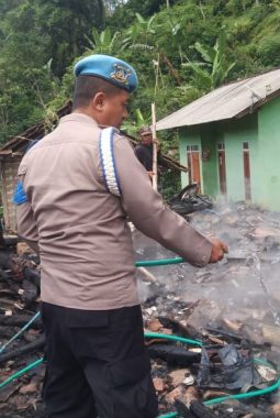 Rumah Edin di Talegong Ludes Terbakar, Warga dan Forkopimcam Bantu Padamkan Api