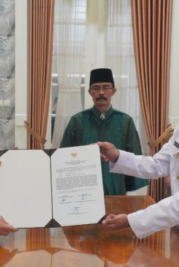 Bupati Abdusy Syakur Amin Lantik 5 Kades PAW, Pesan Keras: Jangan Mengeluh, Layani Rakyat