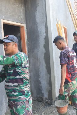 Serda Edi Kusnadi, Anggota Koramil 1103/Sucinaraja Tekun Kerjakan Pembangunan Rutilahu dalam Giat TMMD ke-128 Kodim 0611/Garut