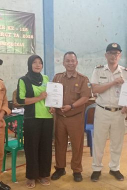 Disdukcapil Garut Turun Gunung di TMMD, Warga Mekarmulya Serbu Layanan Adminduk Gratis