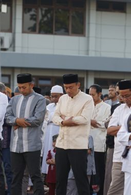 Kapolres Garut Rayakan Idul Adha Bersama Masyarakat, Sajikan Makanan Gratis untuk Jamaah