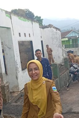 Dinsos Garut Salurkan Bantuan Darurat dan Takziah Korban Kebakaran di Banjarwangi