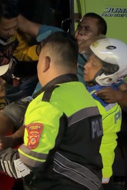 Diduga Keluar Jalur di Tikungan, Dua Truk Bertabrakan Keras di Malangbong