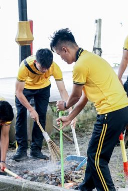 Sambut Hari Bhayangkara ke-80, Polres Garut Turun Bersihkan Kawasan Wisata Situ Bagendit