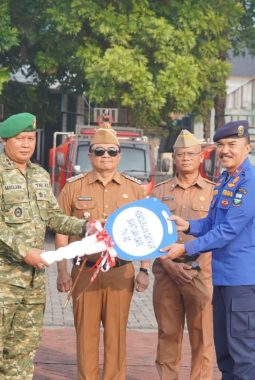 Perkuat Layanan Pemadaman, TNI AD Serahkan Mobil Tangki Air untuk Disdamkarmat Garut