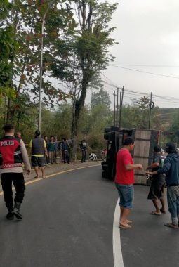 Detik-Detik Truk Colt Diesel Hilang Keseimbangan hingga Terguling di Cilawu