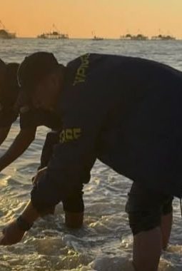 Jaga Ekosistem Laut, Polres Garut Lepasliarkan 2.877 Benih Lobster di Pangandaran