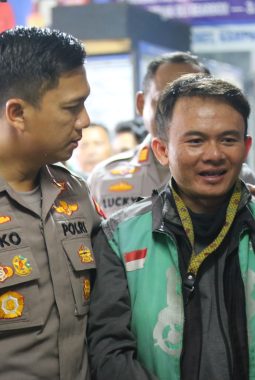 Peduli Pengemudi Ojol, Kapolres Garut Turun Langsung Bagikan Oli Gratis