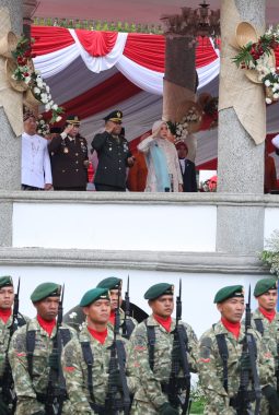 Dandim 0611/Garut Didampingi Ibu Ketua Persit Hadiri Gelar Senja dan Penurunan Duplikat Bendera Pusaka Peringatan HUT RI ke-81