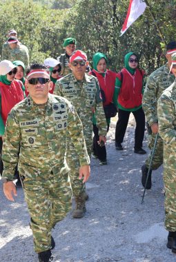 Dandim 0611/Garut Kawal Aksi Spektakuler, 1.000 Meter Merah Putih Membentang di Kawah Papandayan