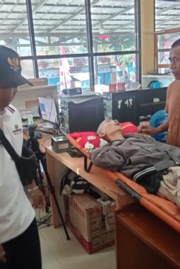 Terbaring Kaku, Dua Warga Disabilitas Desa Situsaeur Karangpawitan Terpaksa Datang ke Kecamatan Demi KTP