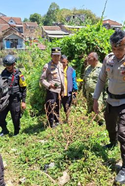 Polisi Amankan Lokasi Penemuan Benda Diduga Hulu Ledak Mortir di Tarogong Kidul
