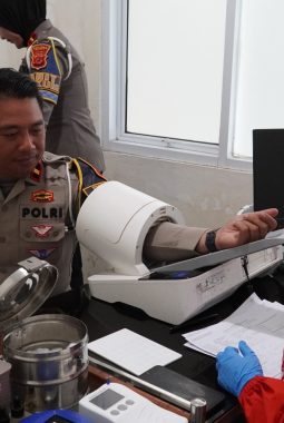 HUT Lantas ke-71, Anggota Polres Garut Donor Darah