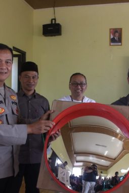 Tikungan Rawan di Dayeuhmanggung Kini Lebih Aman, Polsek Cilawu Pasang “Mata” untuk Pengendara