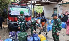 HUT TNI ke-81, Kodim 0611/Garut Hadir Bantu Warga Cintanagara yang Kesulitan Air Bersih