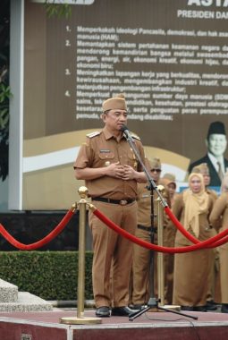 Bupati Garut Serahkan SK Kenaikan Pangkat ASN, Tekankan Pelayanan Publik dan Penguatan Karakter Generasi Muda