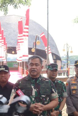 Usai Resmikan PLTMH Curug Rahong, KASAD Lanjutkan Kunjungan ke Banyuresmi dan Serahkan Donasi untuk Masjid
