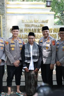Kapolda Jabar Ziarah ke Sunan Godog Garut, Santuni Warga dan Perkuat Silaturahmi
