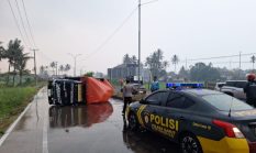 Jalan Licin dan Menikung Jadi Sorotan, Truk Engkel Kecelakaan di Ibrahim Adjie