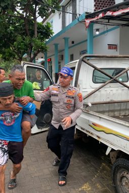 Detik-Detik Perahu Nelayan Dihantam Ombak di Santolo, Tiga Nelayan Dilarikan ke Puskesmas