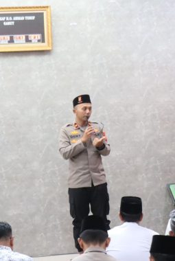 Lewat Jumat Keliling, Wakapolres Garut Ajak Warga Waspadai Narkoba hingga Ancaman Karhutla