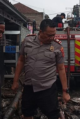 Banjir Sisakan Lumpur dan Sampah, Polsek Cisurupan Bersama Warga Bergerak